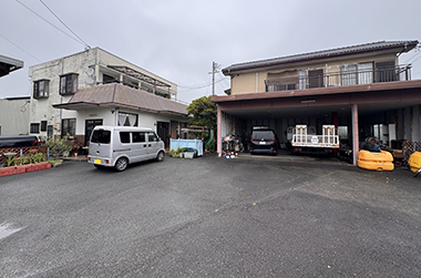 工場の前の広大なスペース