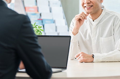 相談している男性